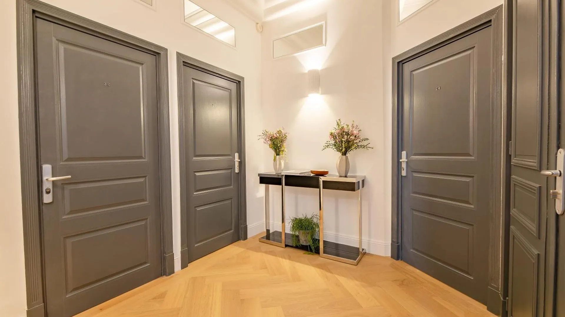 La Guitare 23 - Large Modern Studio With Balcony In Center Of Cannes, Just Behind Grand Hotel