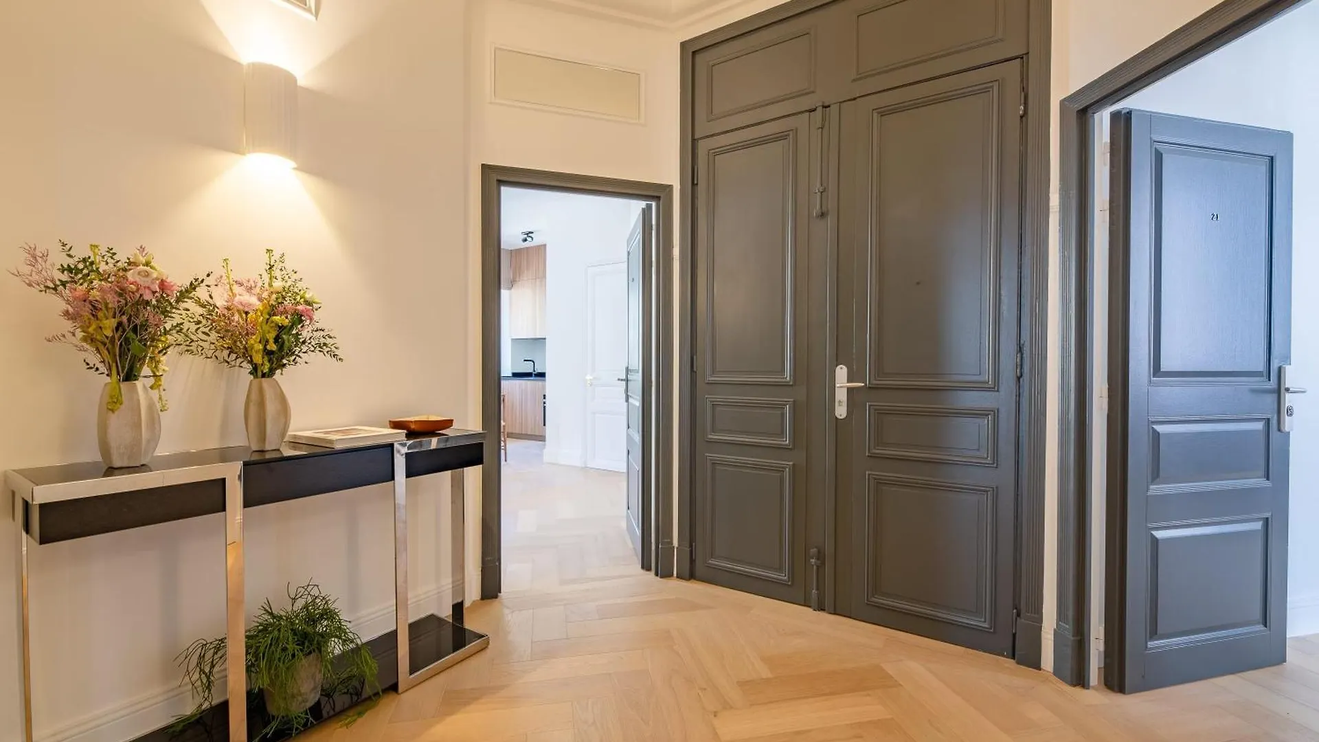 Apartment La Guitare 23 - Large Modern Studio With Balcony In Center Of Cannes, Just Behind Grand Hotel