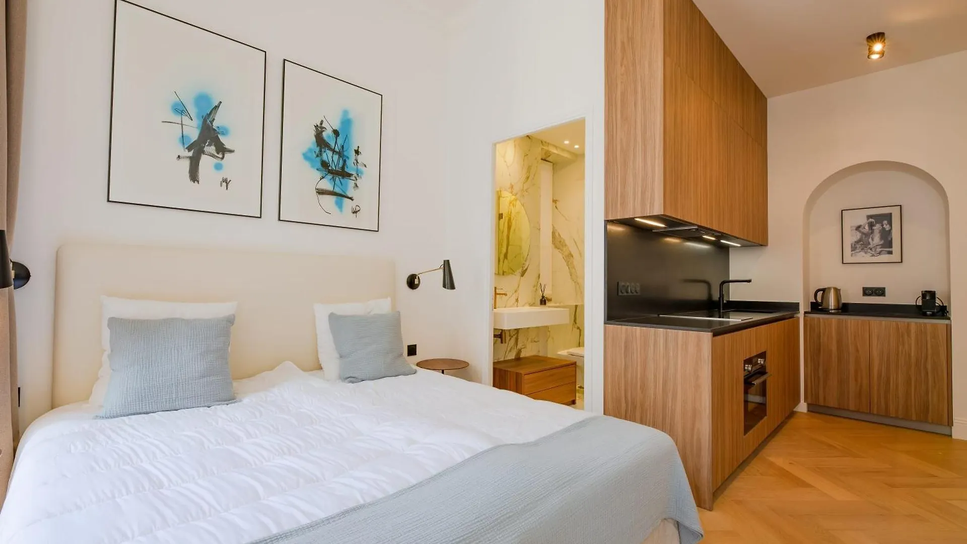 La Guitare 23 - Large Modern Studio With Balcony In Center Of Cannes, Just Behind Grand Hotel France