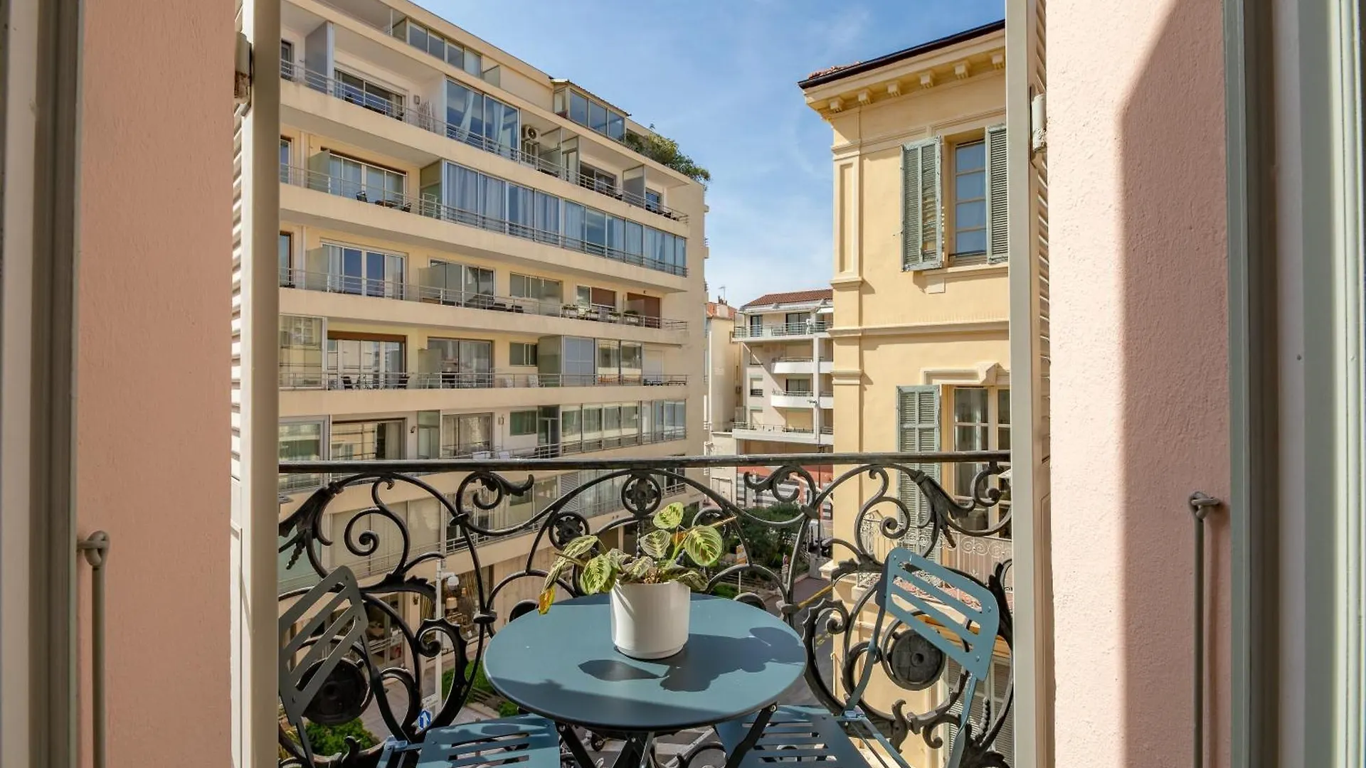 La Guitare 23 - Large Modern Studio With Balcony In Center Of Cannes, Just Behind Grand Hotel 0*, Cannes France