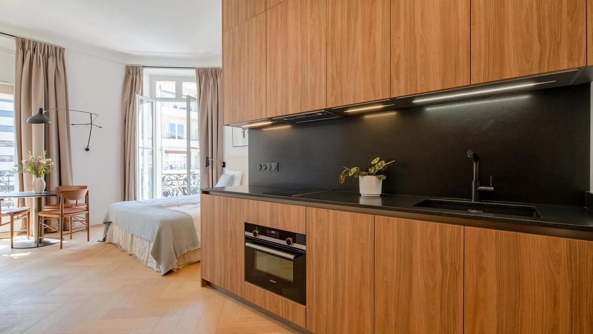 Apartment La Guitare 23 - Large Modern Studio With Balcony In Center Of Cannes, Just Behind Grand Hotel France